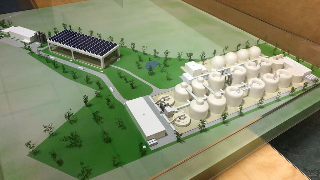 So könnte die bei Nienstedt geplante Bio-Methangas- und Bio-Ethanol-Anlage aussehen. Das Modell wurde im Dezember 2023 bei der Bürgerversammlung in Allstedt gezeigt.