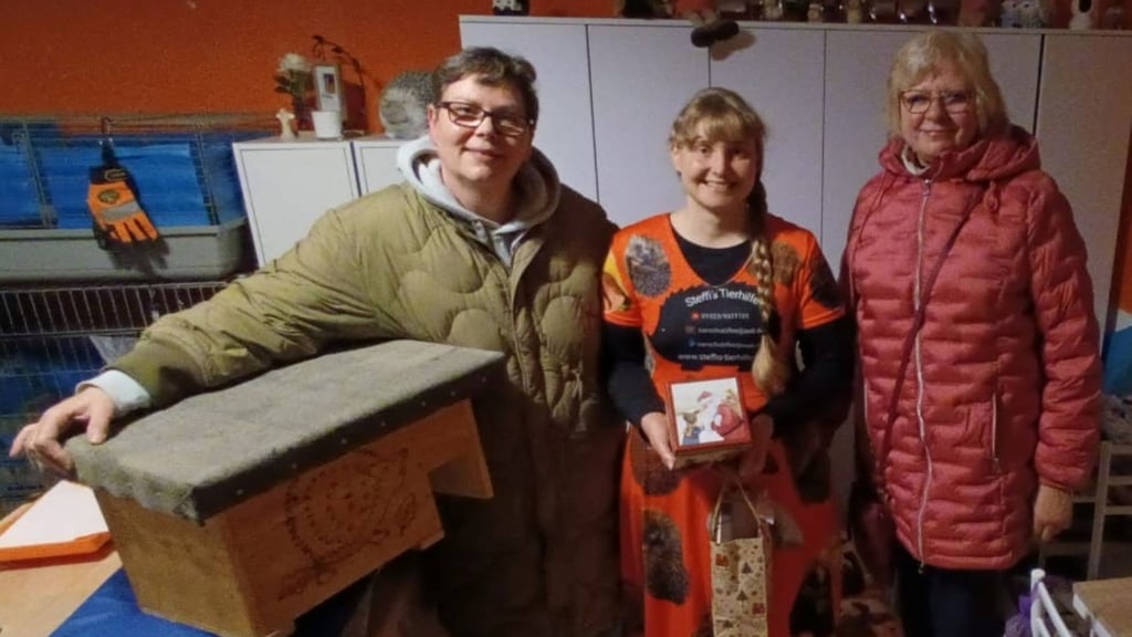 Cordula Helmecke (l.) und Carola Köppe (r.) haben 700 Euro für Stefanie Jaksch und ihre Tierhilfe zur Rettung der Igel gesammelt.