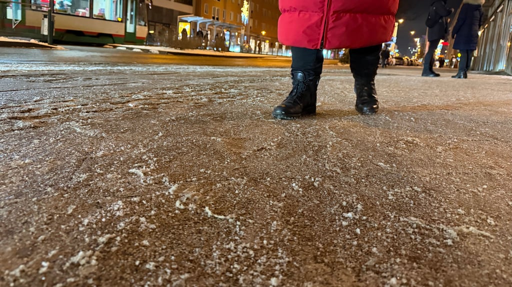 Die Gehwege in der Magdeburger Innenstadt, wie hier am Breiten Weg, waren am Donnerstagabend, 8. Januar, glatt wie Schmierseife.