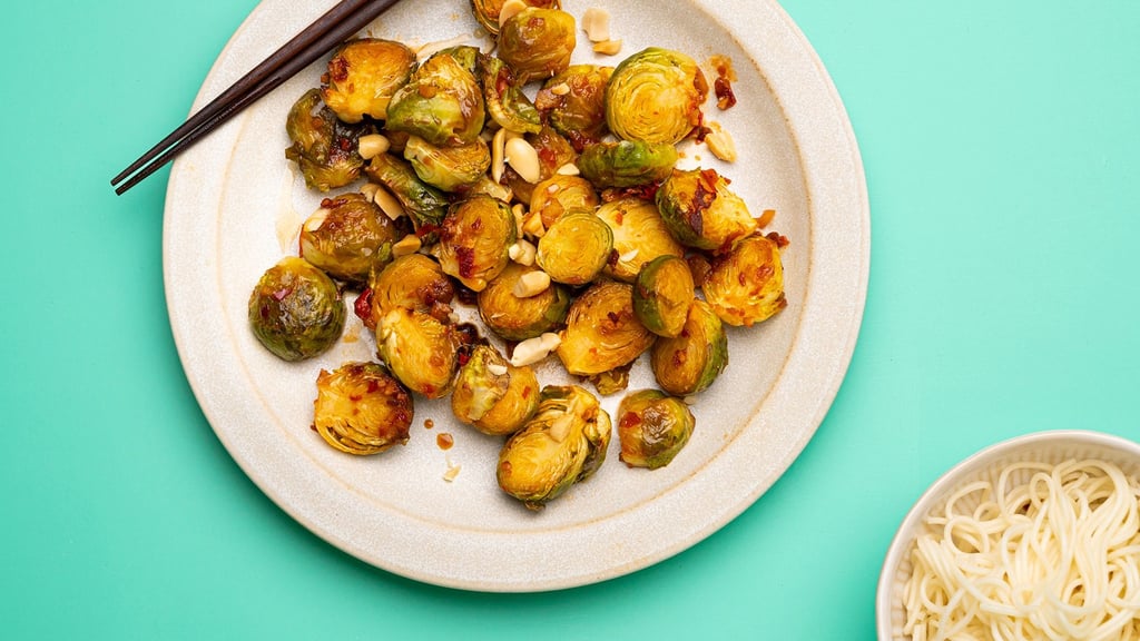 Zur spicy Variante von Rosenkohl passen Weizennudeln und ein Erdnuss-Topping.