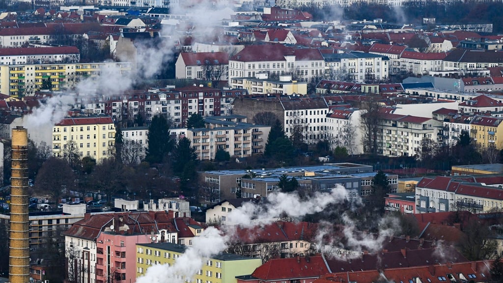 „Wir beobachten immer wieder, dass in Notsituationen Geräte genutzt werden, die nicht für den Betrieb in Innenräumen geeignet sind“, hieß es von der Berliner Schornsteinfeger-Innung. (Archivfoto)