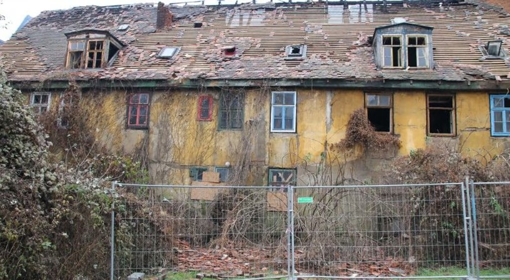 Das Brandhaus in der Mansfelder Straße: Das Feuer hat großen Schaden angerichtet.