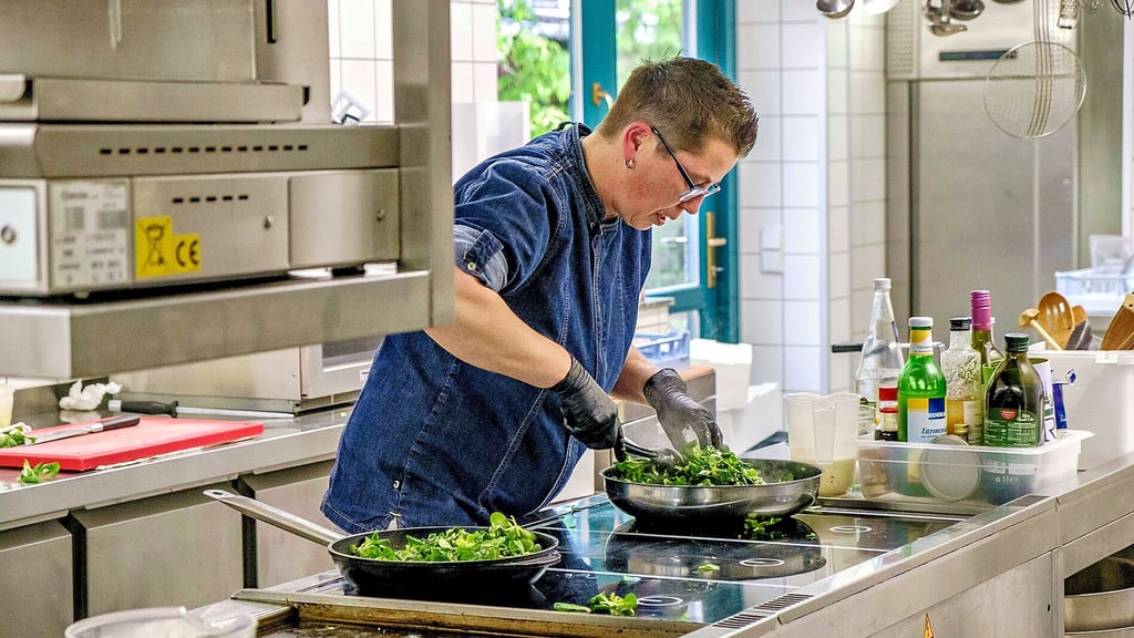 Küchenchefin Steffi Ballmann steht am Herd des Kemberger Schützenhauses. Dort wurde alles frisch zubereitet. Doch Weihnachten 2025 war Schluss. denn das Restaurant findet kein Personal mehr.