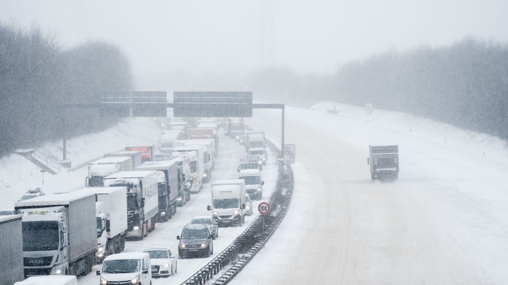 Winterstau kann stundenlang dauern: Warme Decken, Getränke und Proviant sollten im Auto immer griffbereit sein.