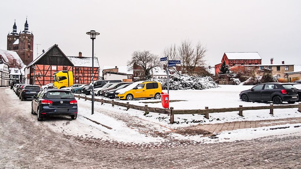 Das Eckgrundstück Beusterstraße/Grabenstraße in Seehausen dient seit vielen Jahren als unbefestigter Parkplatz und soll  beginnend im Jahr 2026 ertüchtigt werden. 