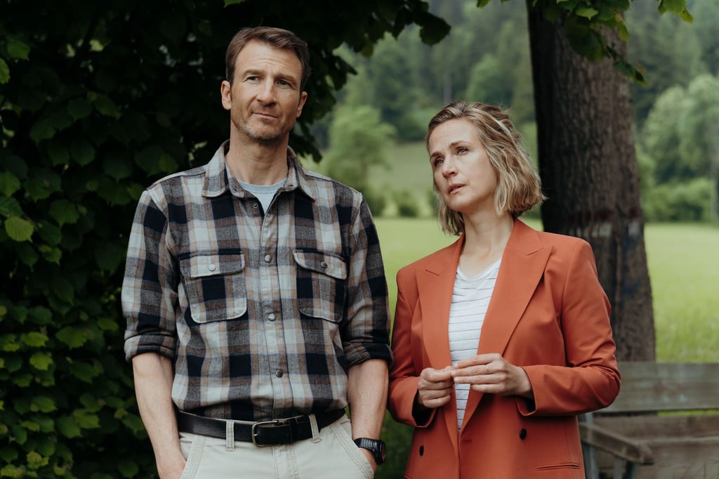 Hans Gruber (Heiko Ruprecht) und Julia Andermatt (Nathalie Schott) in einer Szene der erste Folge der 19. Staffel der Fernsehreihe „Der Bergdoktor“ (undatierte Filmszene).