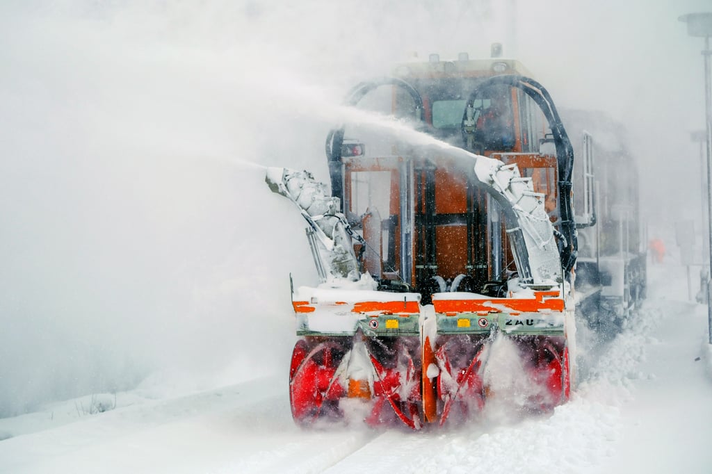 Die Schneefräse der Harzer Schmalspurbahnen (HSB) dürfte ab Freitag, 9. Januar, gefragt sein, um die Gleise zu beräumen.