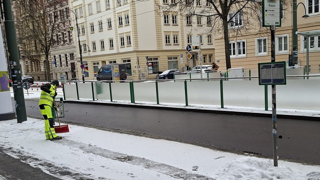 Vergleichsweise wenig Schnee musste am 8. Januar geschoben werden, wie hier Höhe der Straßenbahnhaltestelle Haeckelstraße/Museum an der Otto-von-Guericke-Straße in Magdeburg.