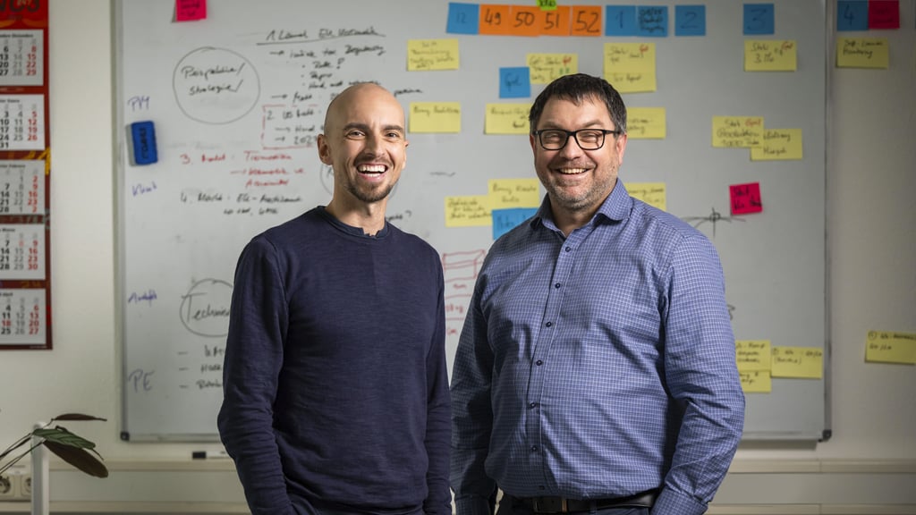 Pierre Tangermann (links) und Mirko Buchholz sind die beiden Gründer von Perio Trap. Ihre Zahnpasta findet derzeit reißenden Absatz - nicht nur in Halle, sondern auf der ganzen Welt.