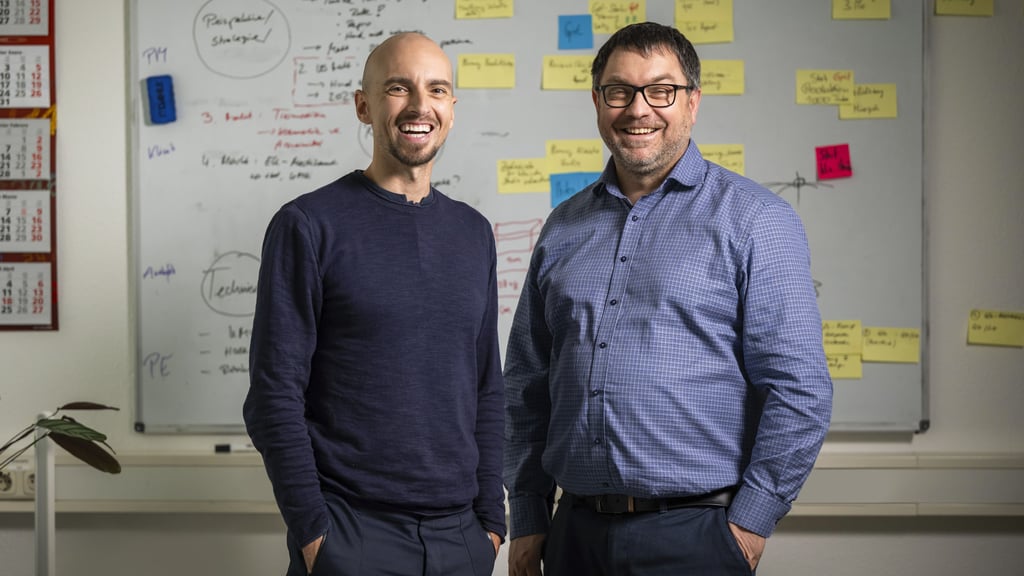 Pierre Tangermann (links) und Mirko Buchholz sind die beiden Geschäftsführer von Perio Trap. Ihre Zahnpasta findet derzeit reißenden Absatz. 