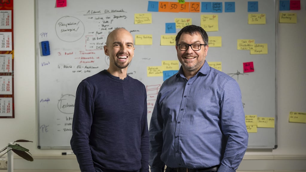 Pierre Tangermann (links) und Mirko Buchholz sind die beiden Gründer von Perio Trap. Ihre Zahnpasta findet derzeit reißenden Absatz - nicht nur in Halle, sondern auf der ganzen Welt.