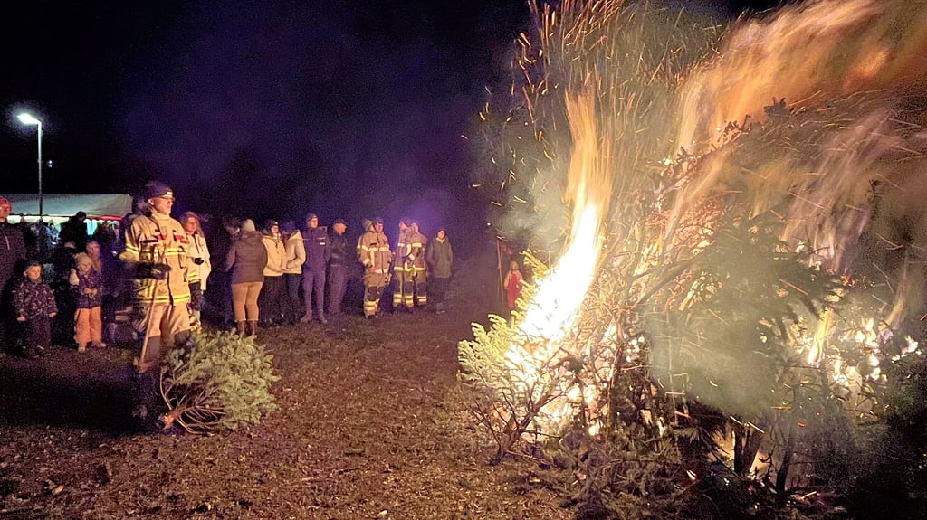 Auch beim Weihnachtsbaumverbrennen in Petersroda lodern die Flammen wieder auf dem Feuerplatz der Freiwilligen Feuerwehr.