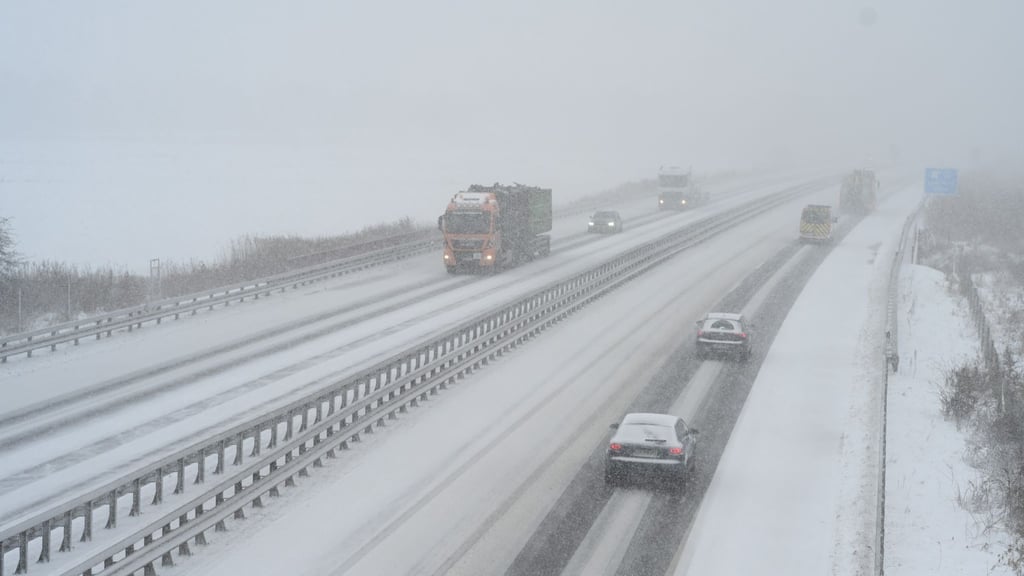 Das Winterwetter stellt viele Menschen in Niedersachsen und Bremen vor Herausforderungen.