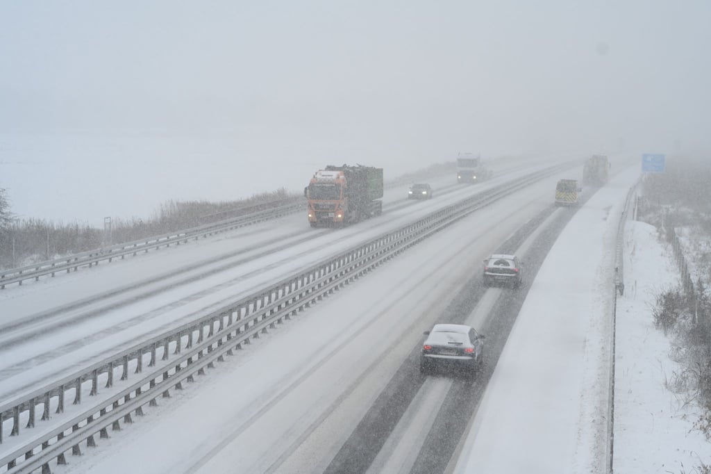 Das Winterwetter stellt viele Menschen in Niedersachsen und Bremen vor Herausforderungen.