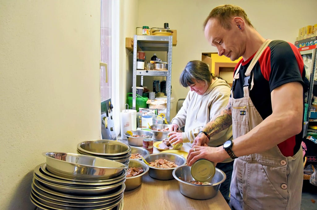 Die Tierheimmitarbeiter Claudia Fischer und Daniel König portionieren Futter, um es  an die dort untergebrachten   Hunde  auszuteilen.