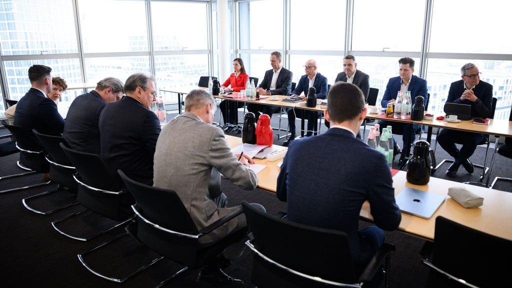 Die erste Tarifrunde zwischen Bahn und Lokführergewerkschaft GDL ist ohne Ergebnis geblieben.