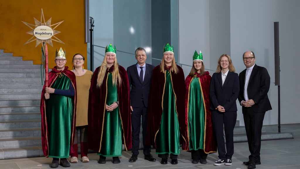 Die Sternsinger aus Magdeburg-Ottersleben trafen in Berlin auf den Chef des Bundeskanzleramts, Thorsten Frei (Mitte), Pfarrer und Präsident des Kindermissionswerks ‚Die Sternsinger‘, Dirk Bingener (rechts), und Daniela Hottenbacher, Bundesvorsitzende des Bundes der Deutschen Katholischen Jugend (2.v.l.). 