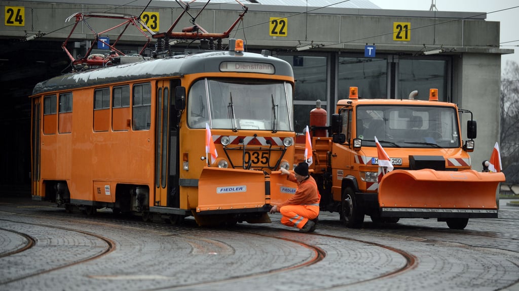 Um Strecken vom Schnee zu befreien, wird die Havag wieder auf die dafür vorgesehenen Tatra-Bahnen zurückgreifen. 