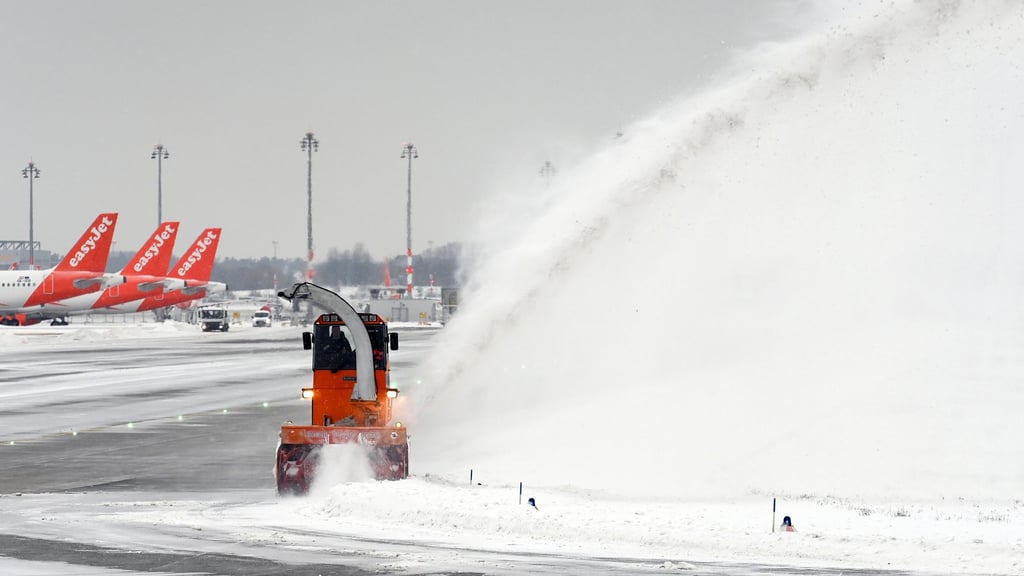 Bei Schnee müssen auf dem Gelände des BER 365 Hektar geräumt werden. (Archivfoto)