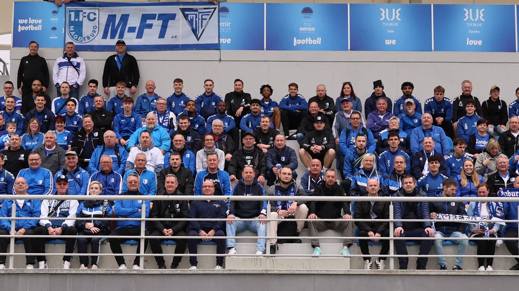 Das traditionelle Gruppenfoto von Fans und Mannschaft durfte nicht fehlen.