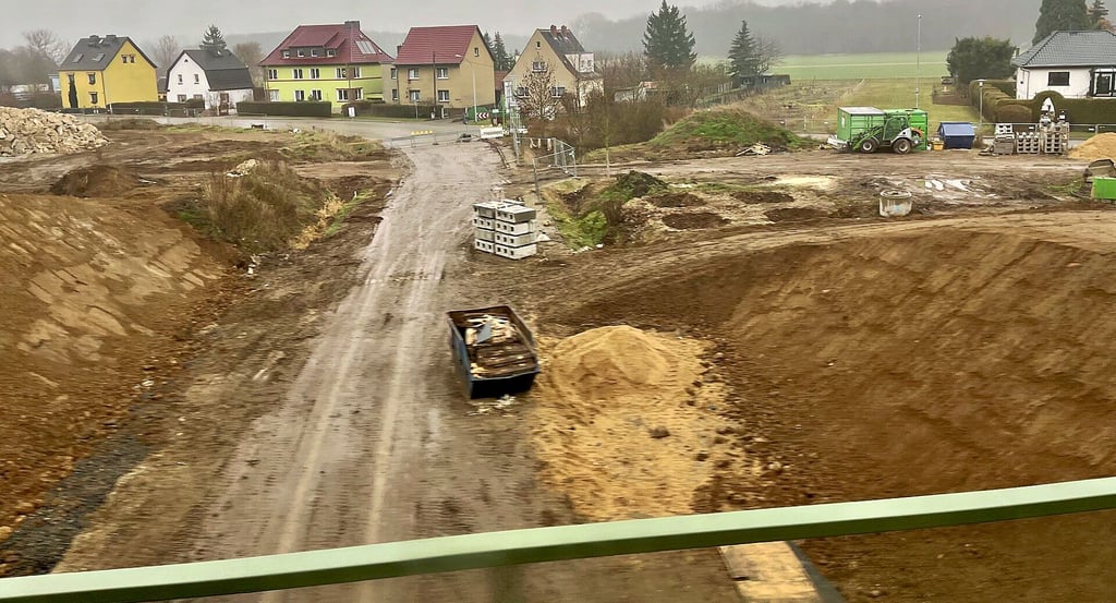 Noch ist Baustelle unter den neuen Eisenbahnbrücken in Zangenberg. Aber es ist schon ein anderer Blick aus dem Zug. 