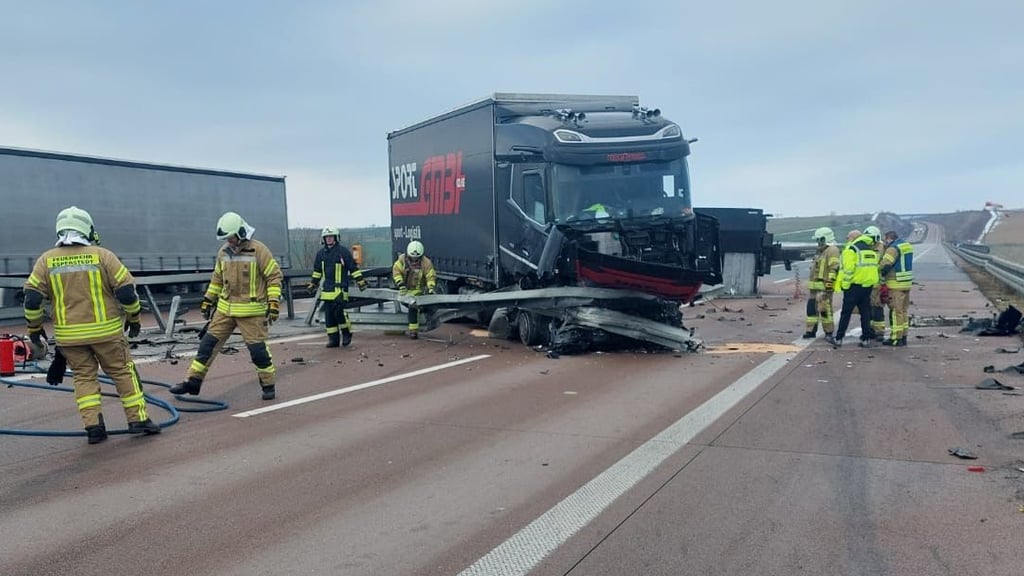 Zwischen Querfurt und Eisleben geht seit dem Nachmittag nichts mehr: Ein Lkw ist auf der A38 umgekippt, die Autobahn Richtung Göttingen voll gesperrt. Pendler müssen mit Umwegen rechnen.