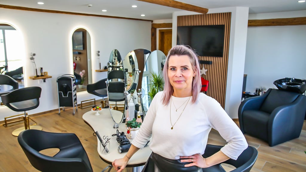 Friseurmeisterin Marlene Marquardt freut sich über den großzügigen Raum und den höhren Komfort im neuen Salon. 