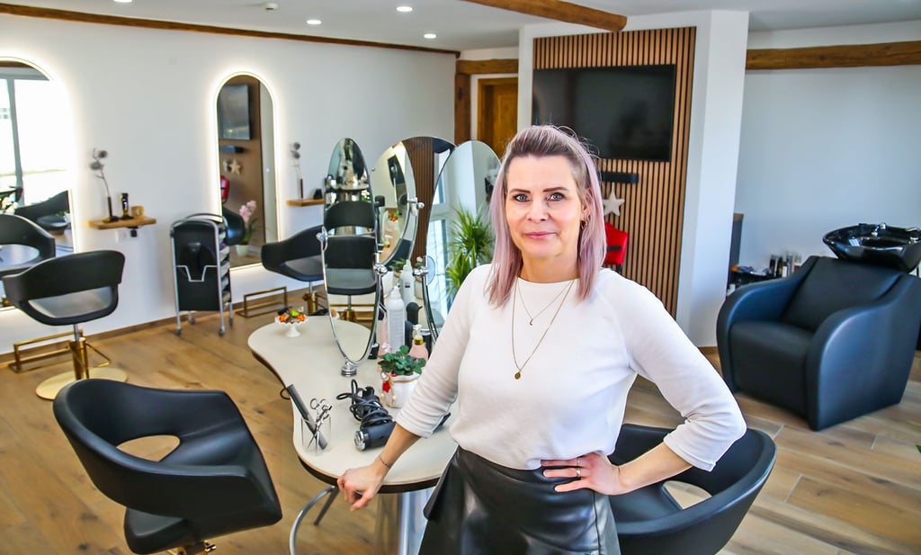 Friseurmeisterin Marlene Marquardt freut sich über den großzügigen Raum und den höhren Komfort im neuen Salon. 