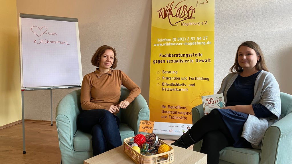 Carina Walofsky (l.) und Vivien Rudolph arbeiten in der Beratungsstelle vom Verein Wildwasser Magdeburg.