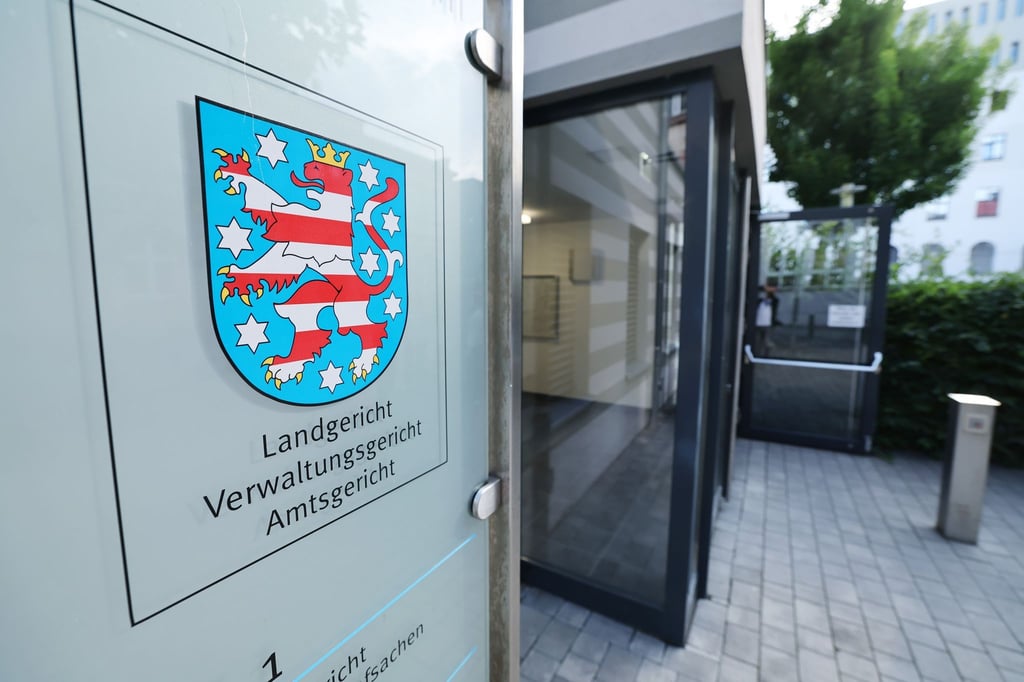 Im Prozess wegen versuchter Strafvereitelung hat sich der angeklagte Anwalt zunächst nicht zu den Vorwürfen geäußert. (Archivbild)