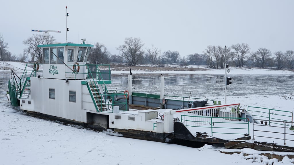 Die Fähre hat ihren Betrieb in Rogätz eingestellt. Auf der Elbe schwimmen Eisschollen.