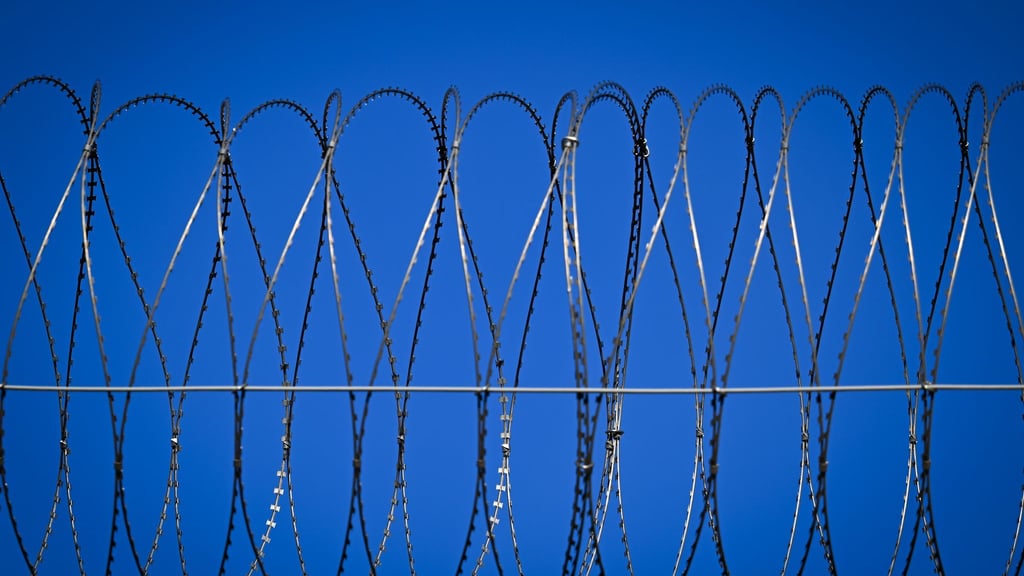 Der Digitalfunk von zahlreichen Haftanstalten lässt sich mit einem geringen technischen Aufwand auch aus der Ferne abhören.