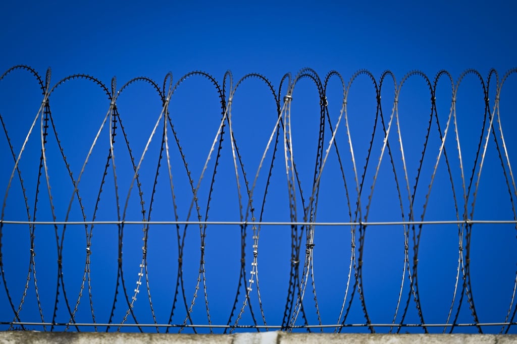 Der Digitalfunk von zahlreichen Haftanstalten lässt sich mit einem geringen technischen Aufwand auch aus der Ferne abhören.