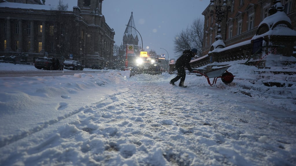 Viel Schnee in Hamburg - am Freitag kommt starker Wind zu Neuschnee dazu und deshalb dürfte es zu Schneeverwehungen kommen.