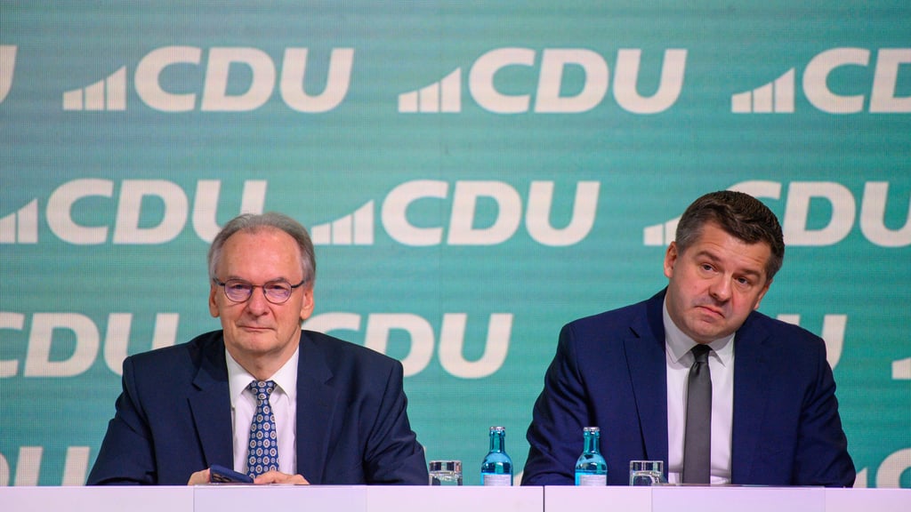 Ministerpräsident ReinerHaseloff (l.) tritt in Kürze zurück. Sven Schulze soll dann zum neuen Regioerungschef gewählt werden. 