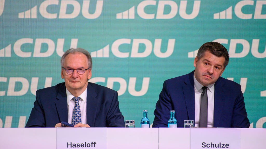 Sachsen-Anhalts Ministerpräsident Reiner Haseloff (l.) tritt in Kürze zurück. Sven Schulze soll dann zum neuen Regierungschef gewählt werden und geht als Ministerpräsident in die Landtagswahl im Herbst.