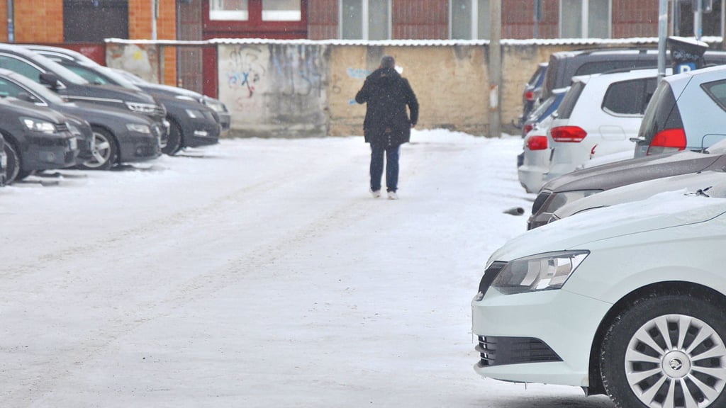 Auf dem Parkplatz Brüderstraße in Stendal wird der Schnee nicht geräumt. Bürger sind genervt.