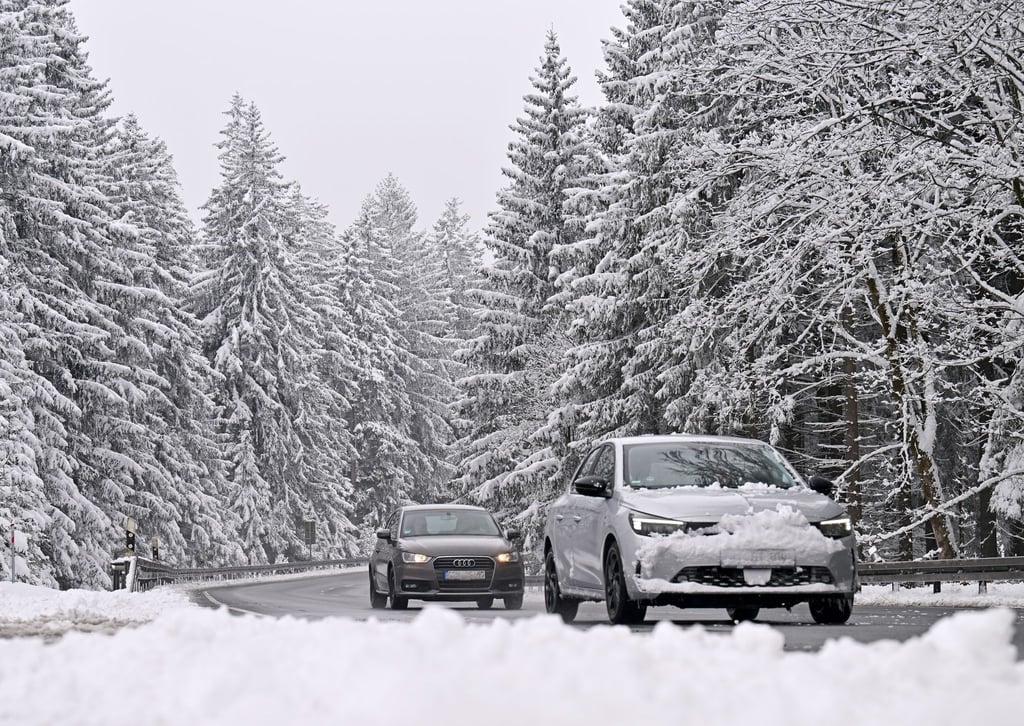 Am Freitag soll laut DWD Regen gefrieren. Es sei glatt und komme teilweise zu Glatteis. (Symbolbild)