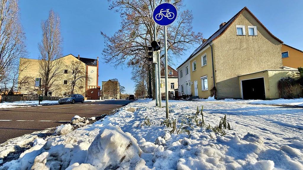 Mangelhafter Winterdienst: Im Stadtgebiet sind Radwege zum Teil nicht vom Schnee geräumt, wie hier in der Kühnauer Straße.