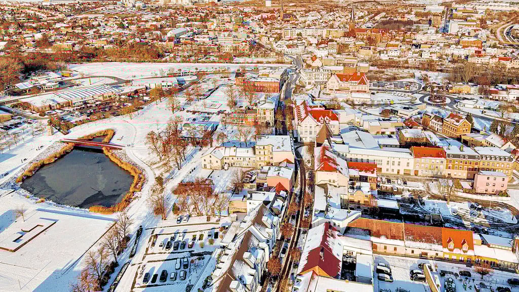 Anfang des Jahres hüllt der Winter Staßfurt in eine zarte Schneedecke. Hier ein Blick vom Benneck’schen Hof – entlang der Steinstraße über die Bode bis zum Sodawerk. 