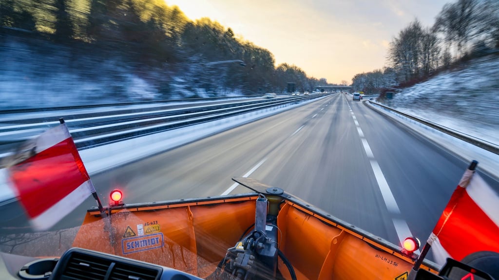 Räum- und Streufahrzeuge besitzen im Winter Sonderrechte: Autofahrer sollten ausreichend Abstand halten und vorsichtig fahren.