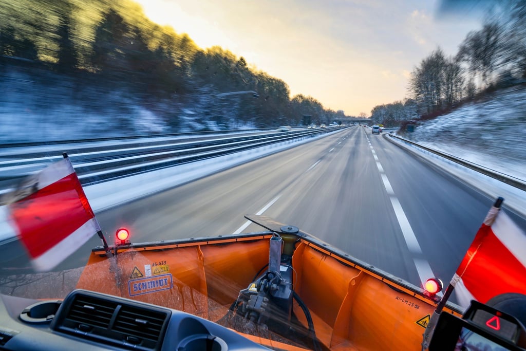 Räum- und Streufahrzeuge besitzen im Winter Sonderrechte: Autofahrer sollten ausreichend Abstand halten und vorsichtig fahren.
