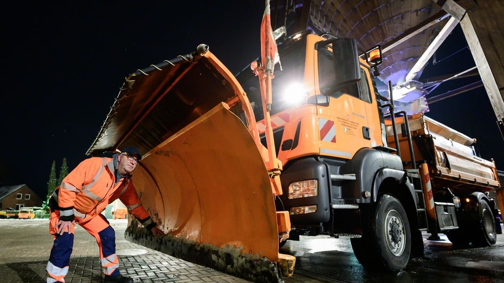Die Winterdienste in Niedersachsen und Bremen sind gut vorbereitet - auch bei weiteren Wintereinbrüchen. (Archivbild)