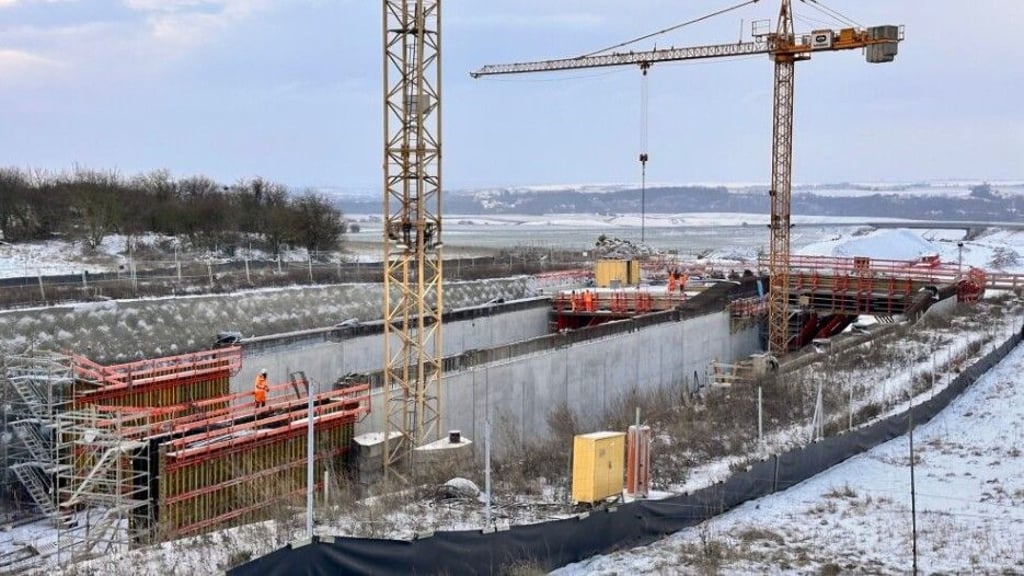 Hier wächst der Tunnel bei Friedrichsschwerz. Gut zu sehen: die geschlossene Mittelwand.