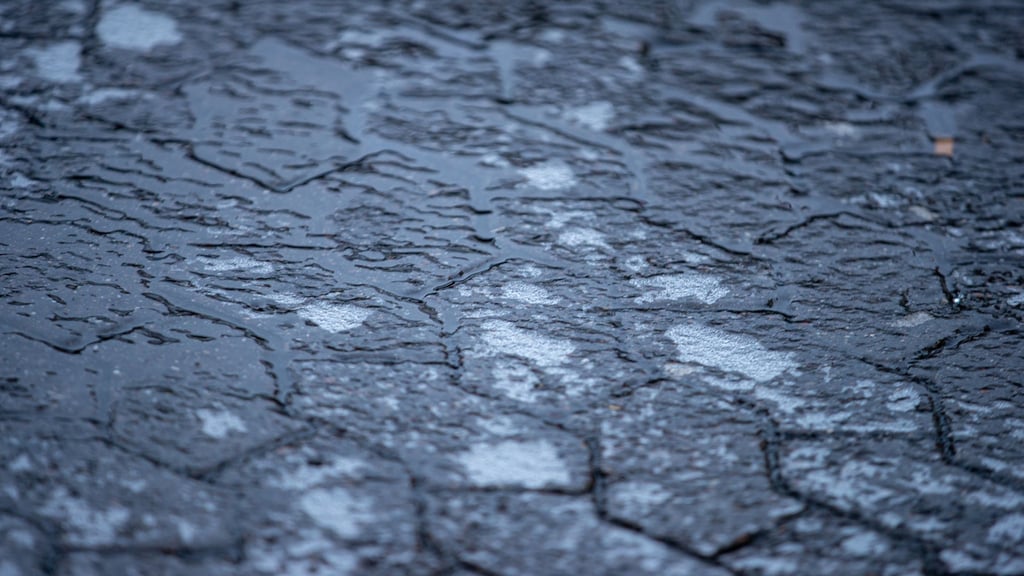 Blitzeis wird am Wochenende voraussichtlich nicht nur auf Gehwegen für spiegelglatte Böden sorgen. (Symbolbild)
