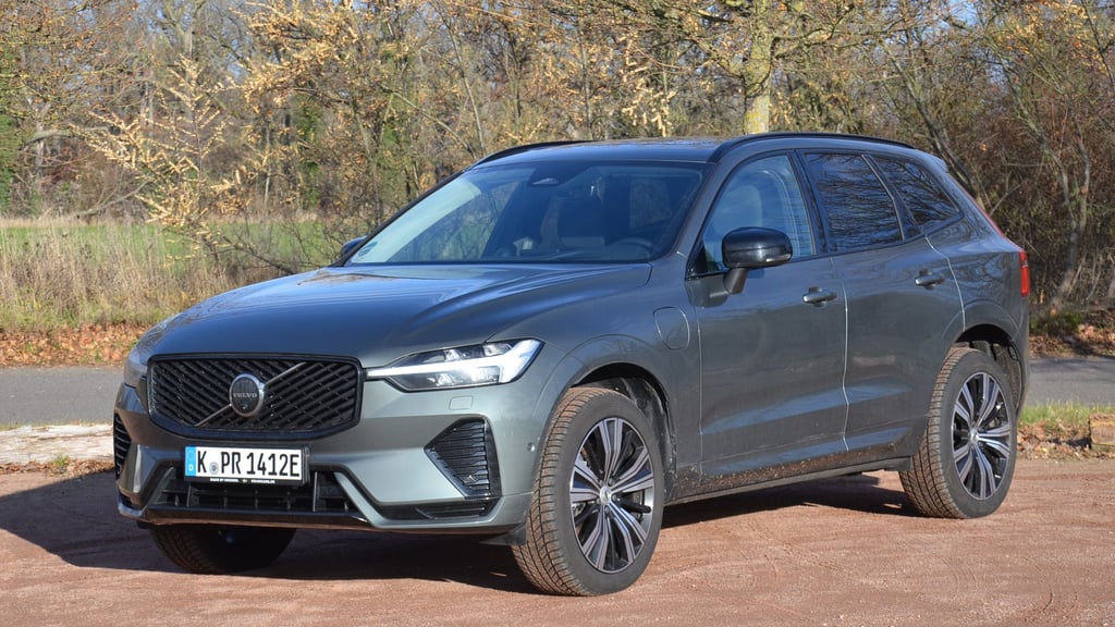 Die Front vom Volvo XC 60 wurde beim Facelift 2025 überarbeitet.