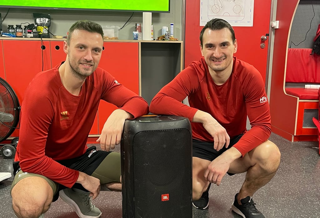 Adam Domogalla (l.) und Sergej Stas treffen bei den Saale Bulls die Musikauswahl.