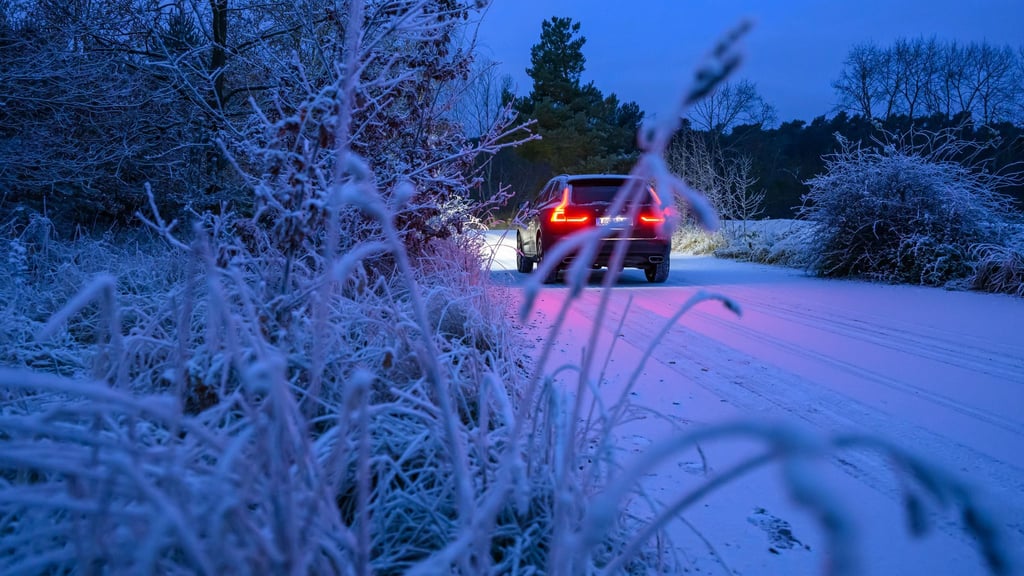 Wenn Schnee und Glätte etwa den Weg zur Schule kaum möglich machen - können Schulen dann schließen? (Symbolbild)