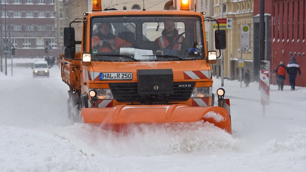 Der Winterdienst in Halle ist auf ein arbeitsreiches Wochenende eingestellt. 