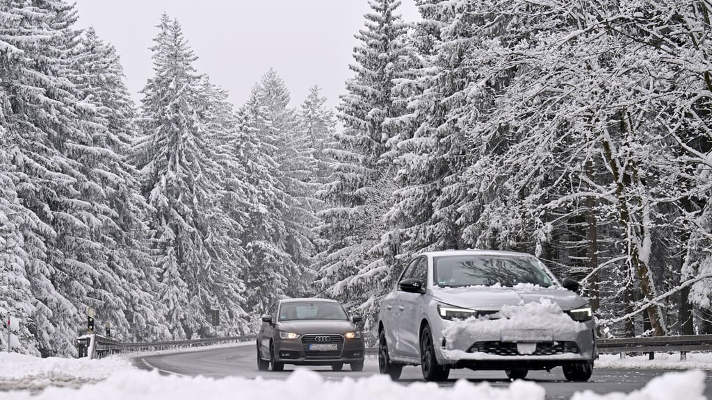 Am Freitag soll laut DWD Regen gefrieren. Es sei glatt und komme teilweise zu Glatteis. (Symbolbild)